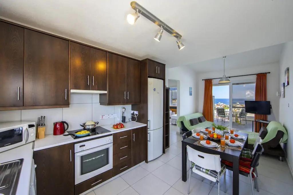 Green Bay Penthouse 2 Протарас Экстерьер фото